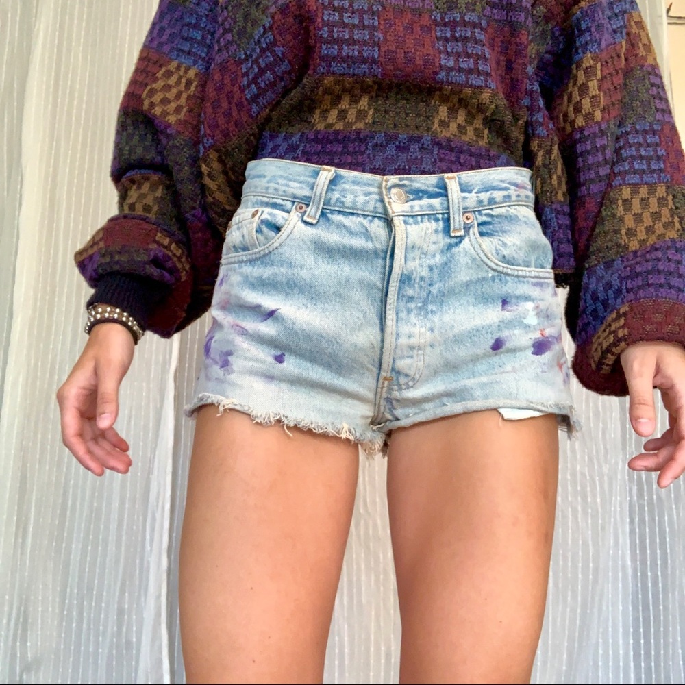 Distressed high waisted Levi booty shirts